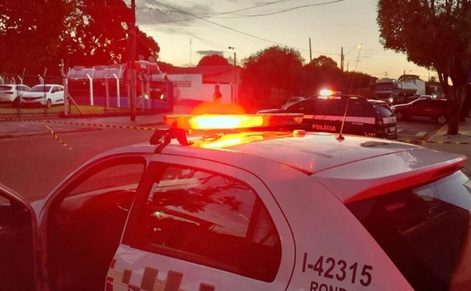 Mulher é esfaqueada pelo companheiro; suspeito é preso em flagrante