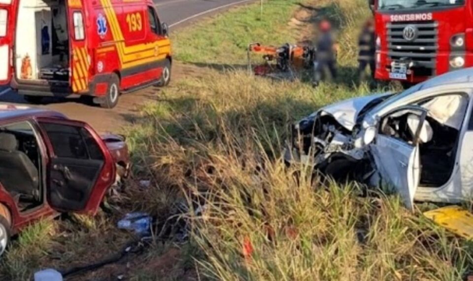 Colisão entre carros deixa três feridos na Rodovia Ângelo Rena, em Regente Feijó
