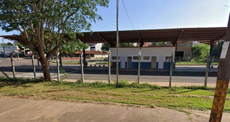 Idosa tem celular furtado enquanto aguardava ônibus; suspeito é preso em flagrante
