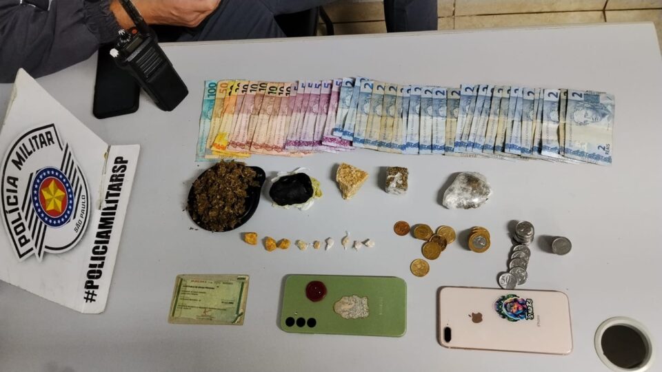Moto furtada leva policiais a ponto de drogas no Jardim Humberto Salvador
