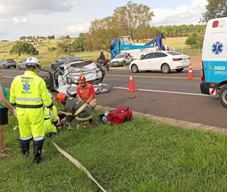 Acidente entre carreta e dois carros deixa dois feridos na SP-425 em Martinópolis