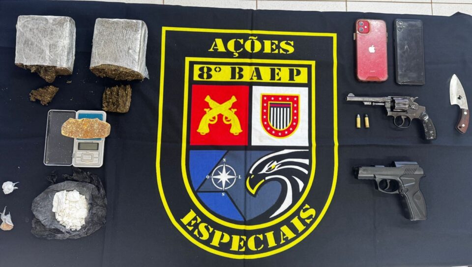 Dois são presos após ação do BAEP que apreende arma, simulacro e entorpecentes