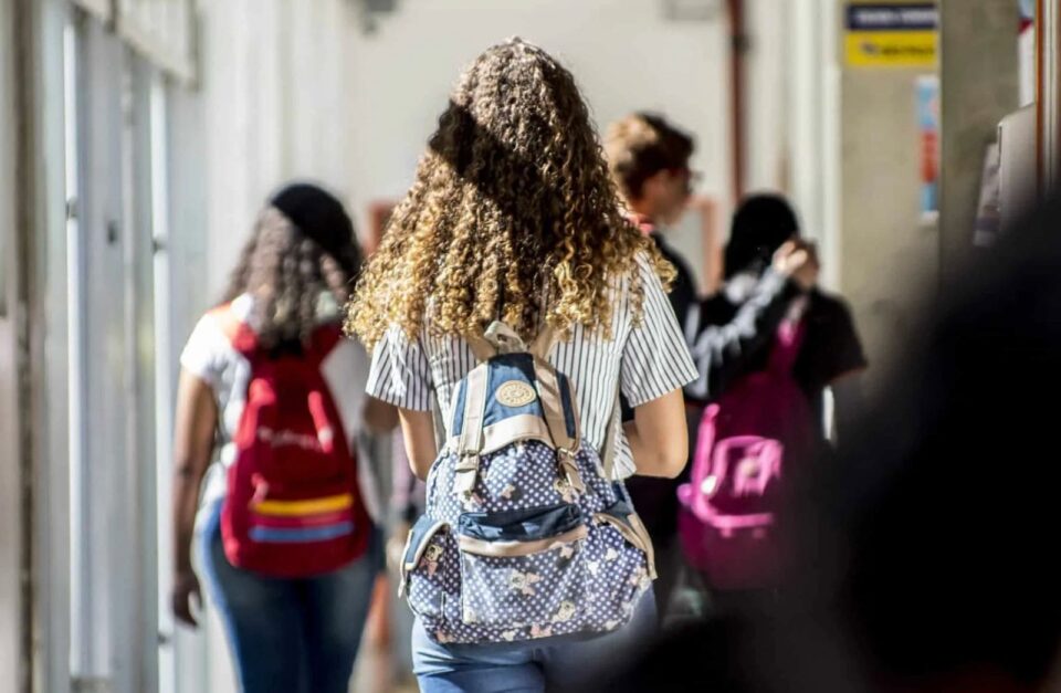 Alunos da rede estadual podem conquistar intercâmbio gratuito em cinco países