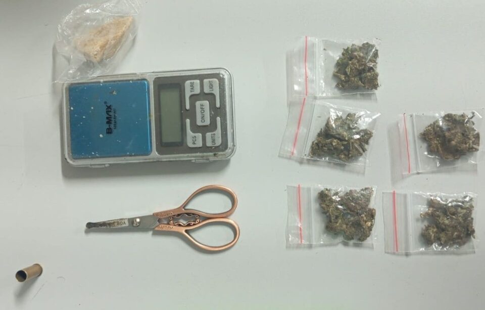 Jovem tenta escapar da polícia, dispensa drogas e é preso em flagrante em Prudente