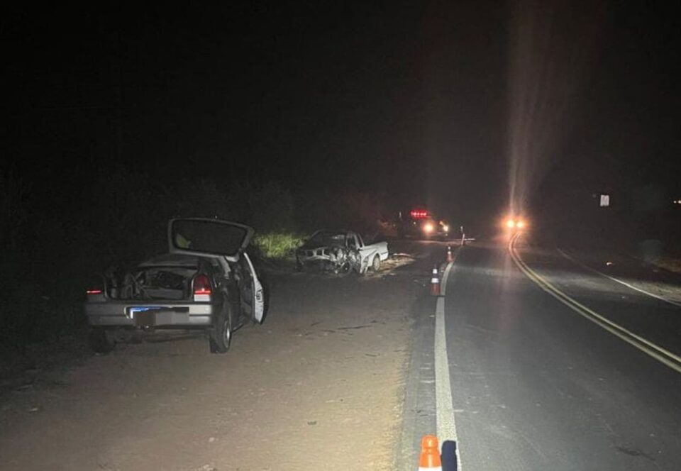 Grave acidente entre Saveiro e Gol deixa seis feridos na Rodovia Júlio Budiski