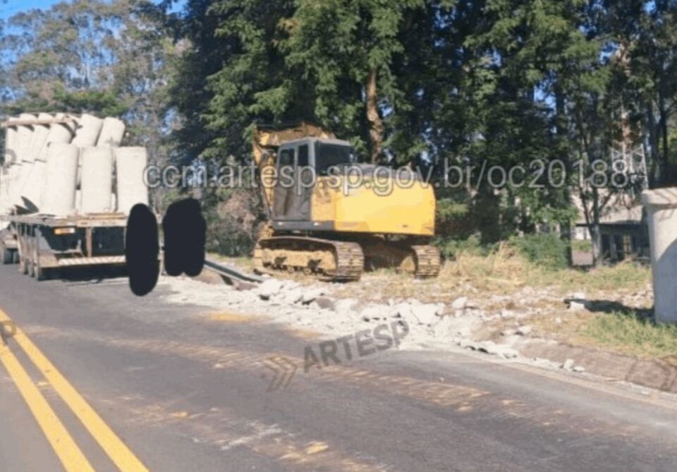 Queda de tubos de concreto bloqueia alças de acesso da Raposo Tavares