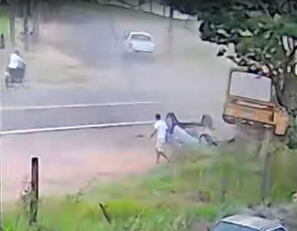 Motorista perde o controle, bate em árvore e capota veículo em Álvares Machado