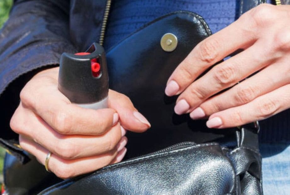 Sancionada lei que libera porte de spray de pimenta por mulheres maiores de 18 anos