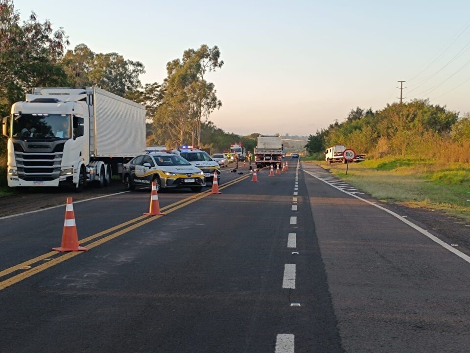 Motociclista morre após tentar desviar de boi e bater de frente com caminhão