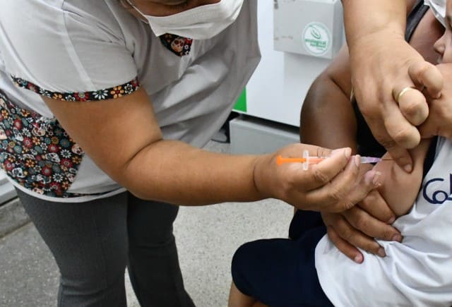 Vacinação contra pólio ganha reforço obrigatório para crianças de 4 anos