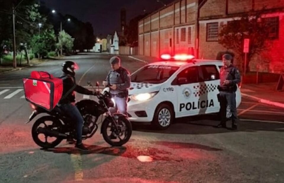 Entregador é preso por adulterar placa de moto para escapar de radares