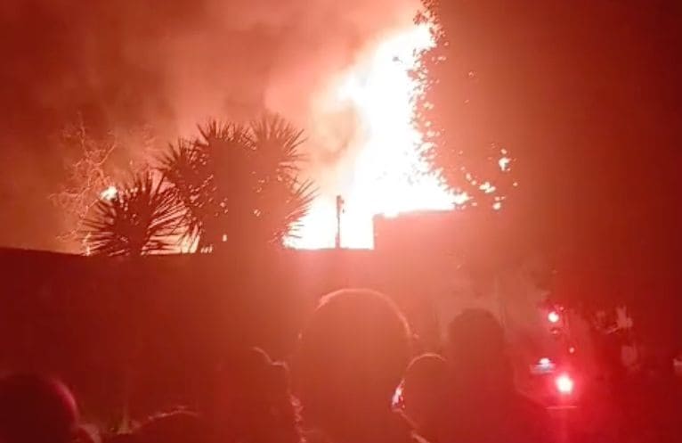 Incêndio atinge duas residências na Vila Líder e mobiliza Corpo de Bombeiros
