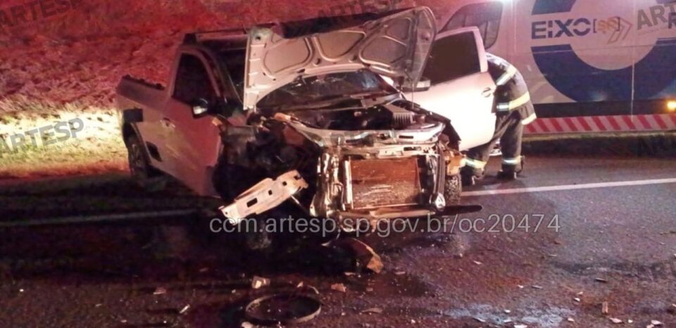 Colisão frontal entre carros deixa quatro pessoas feridas em Flórida Paulista