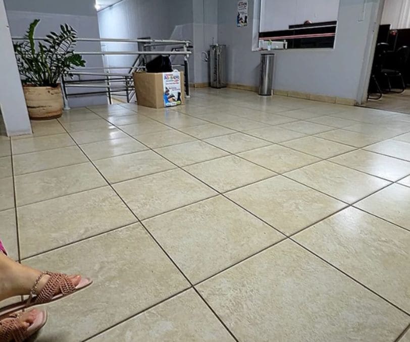 Mulher é presa após chamar homem de “macaco” e “negro” em bar de Prudente