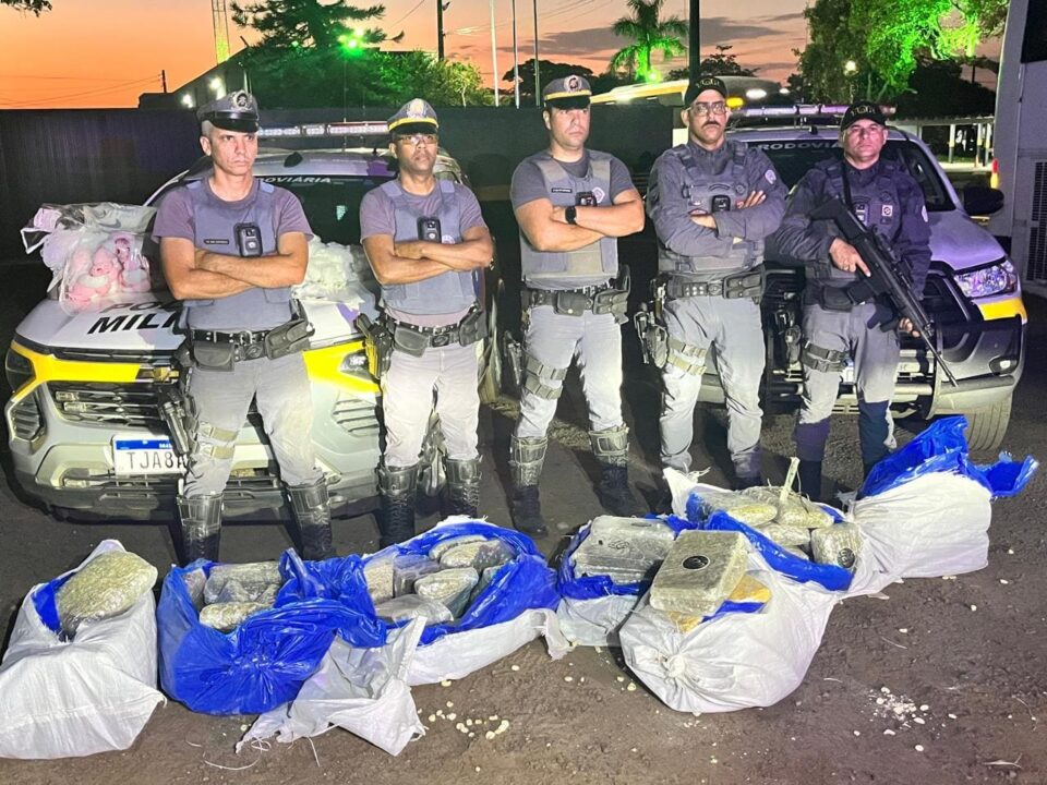 Polícia Rodoviária intercepta ônibus e apreende mais de 560 kg de drogas