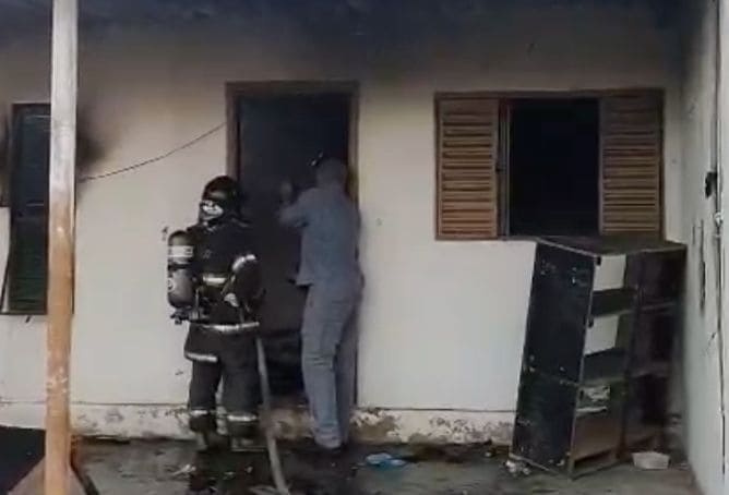 Incêndio atinge imóvel abandonado na Vila Líder, em Presidente Prudente