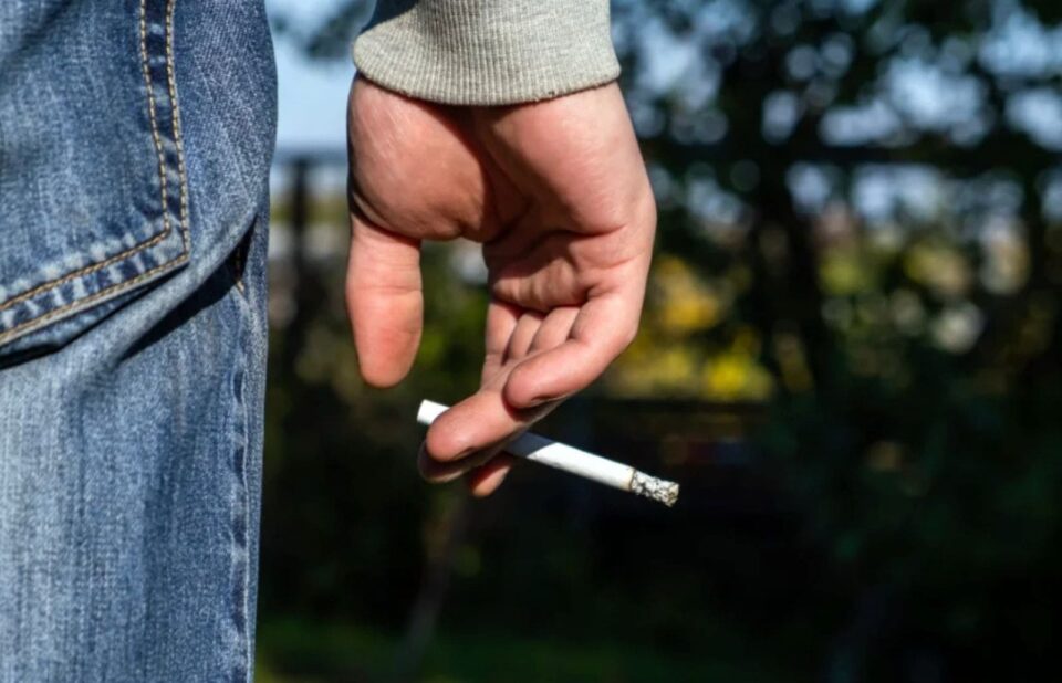 Após anos de tabagismo, parar de fumar ainda traz benefícios à saúde
