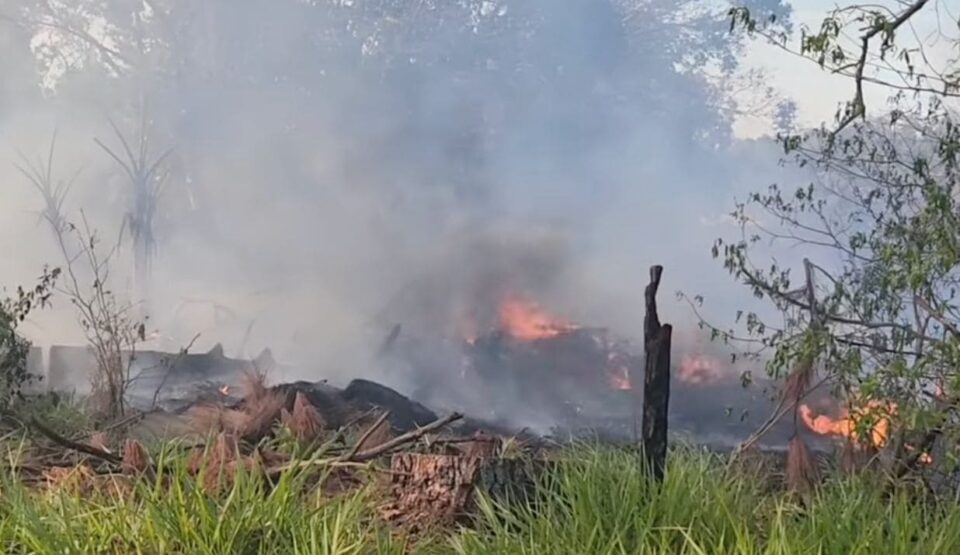 Incêndio atinge 15 mil m² de vegetação em bairro de Regente Feijó