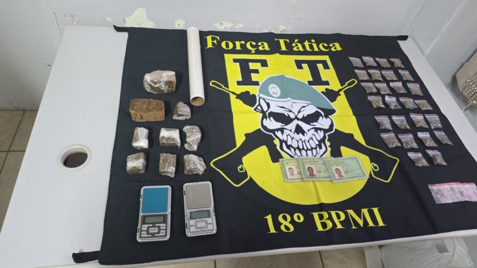 Jovem é preso com quase 400g de maconha escondida no forro de banheiro