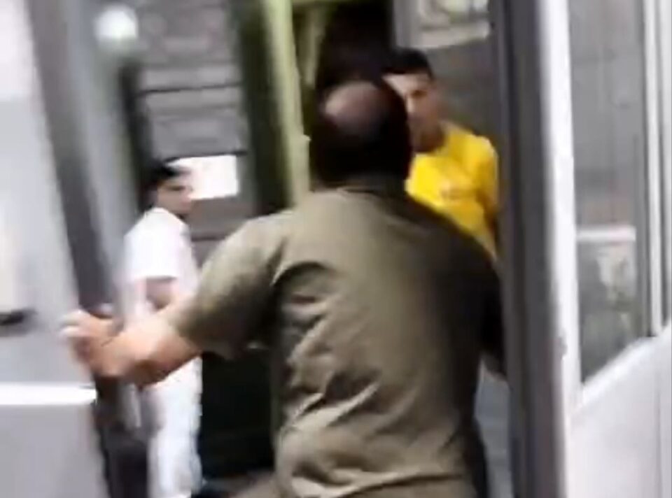Aluno tenta agredir funcionário, estudantes reagem e briga termina na rua