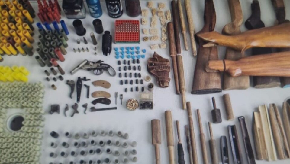 Denúncia leva à prisão de idoso com garrucha, munições e peças de armas