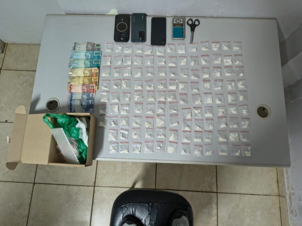 Denúncia leva Polícia Militar a prender homem com 115 porções de cocaína