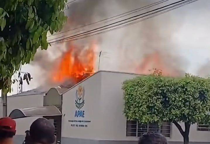 Incêndio destrói cinco salas da Apae de Martinópolis; ninguém se feriu