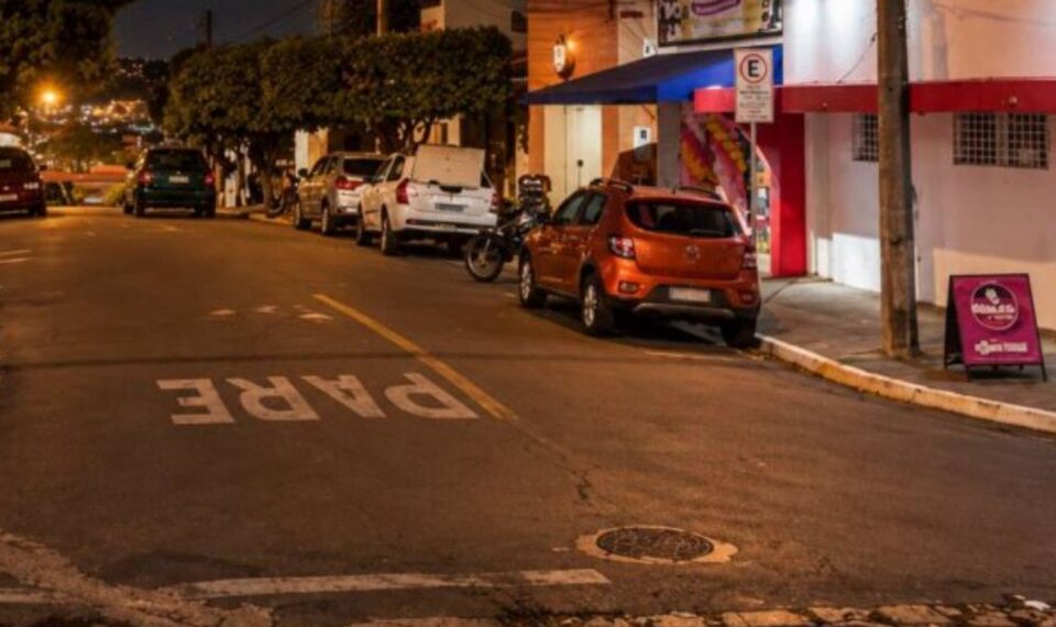 Homem furta sorvetes e refrigerantes, tenta fugir, mas é preso em Prudente