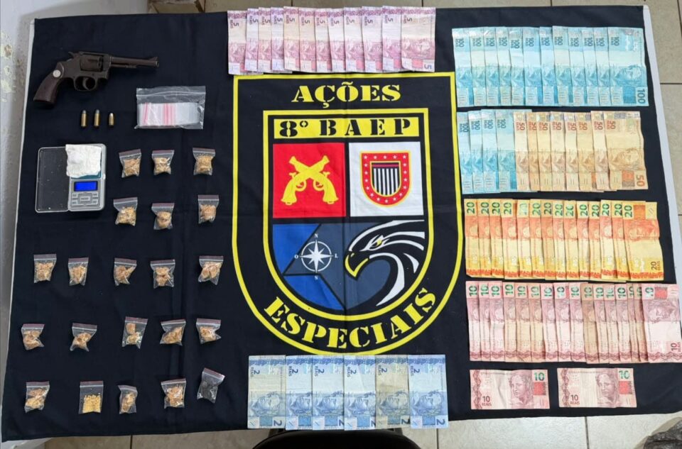 BAEP apreende revólver municiado, 21 porções de crack, cocaína e R$ 2,5 mil