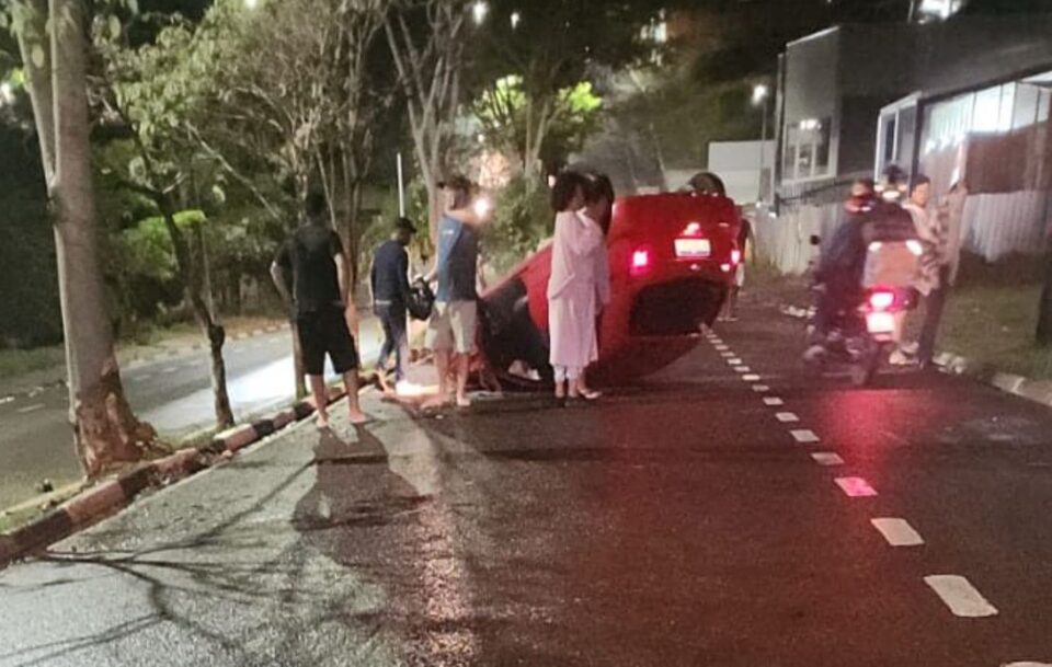 Mulher perde o controle de carro, capota e fica ferida em Presidente Prudente