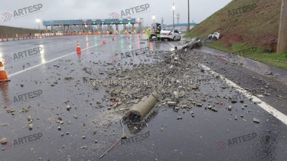 Carro bate contra poste e deixa uma pessoa morta na SP-425, em Indiana