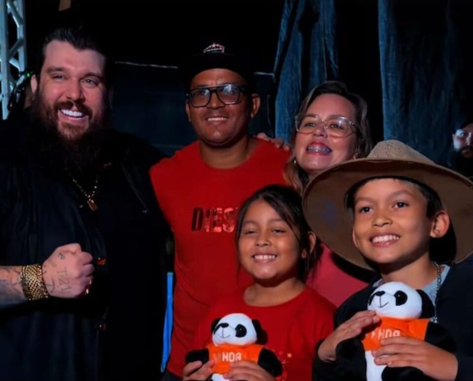 Após sofrer bullying e enfrentar depressão, menino realiza sonho e canta com ídolo em Presidente Prudente