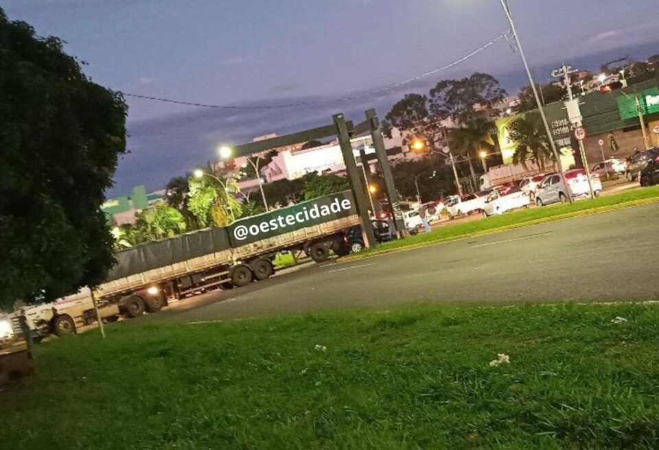 Falha no freio de carreta provoca colisão com vários veículos em Presidente Prudente