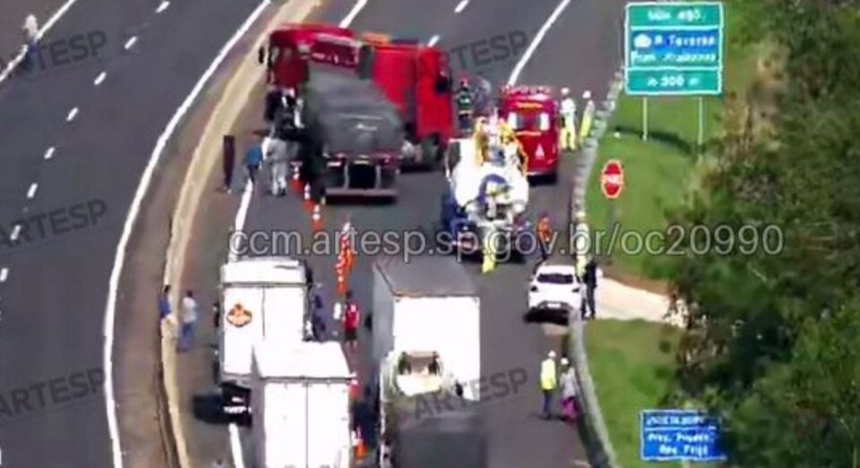Engavetamento entre carreta e dois caminhões deixa feridos na SP-425