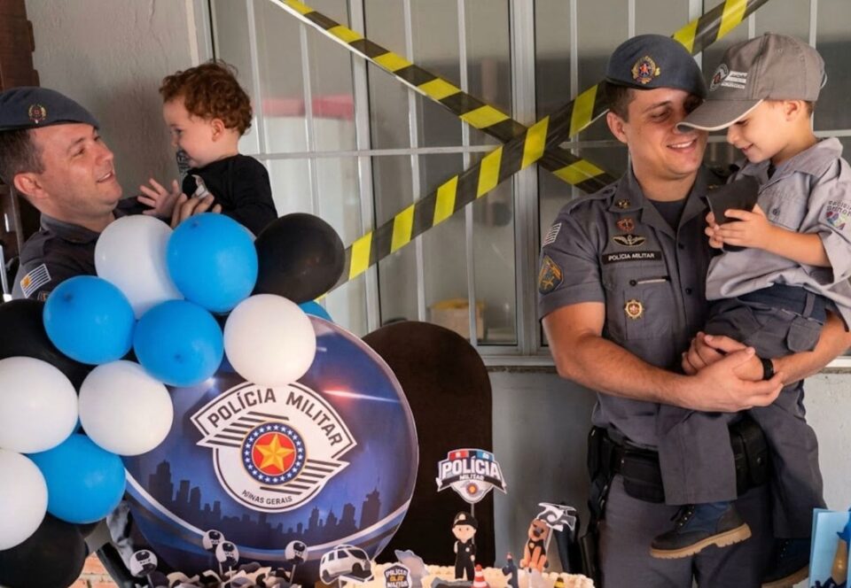 Aos 3 anos, Joaquim tem sonho realizado e recebe policiais de surpresa em sua festa