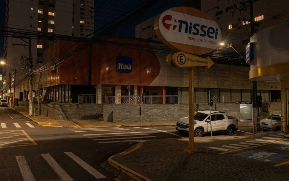 Filho é preso após manter mãe trancada, agredi-la e obrigá-la a sacar dinheiro