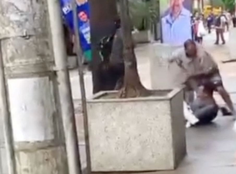 Vídeo: Homem é agredido com socos e chutes no Calçadão de Presidente Prudente