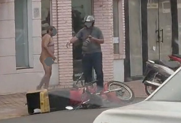 Homem nu causa tumulto e derruba motos em avenida de Presidente Epitácio