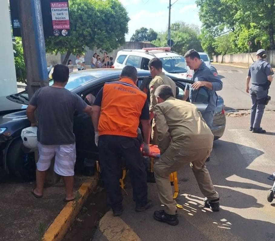 Motorista passa mal, perde controle e bate carro contra comércio em Martinópolis