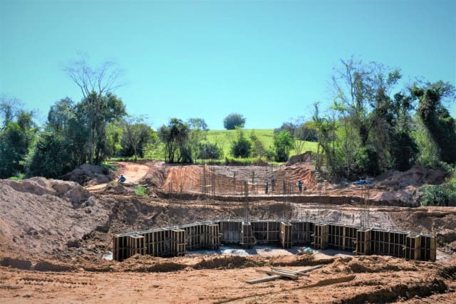 Obras de nova ponte sobre o Córrego da Onça avançam no Bairro Timburi