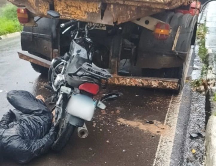Motociclista fica ferido após bater em caminhão quebrado em Presidente Prudente