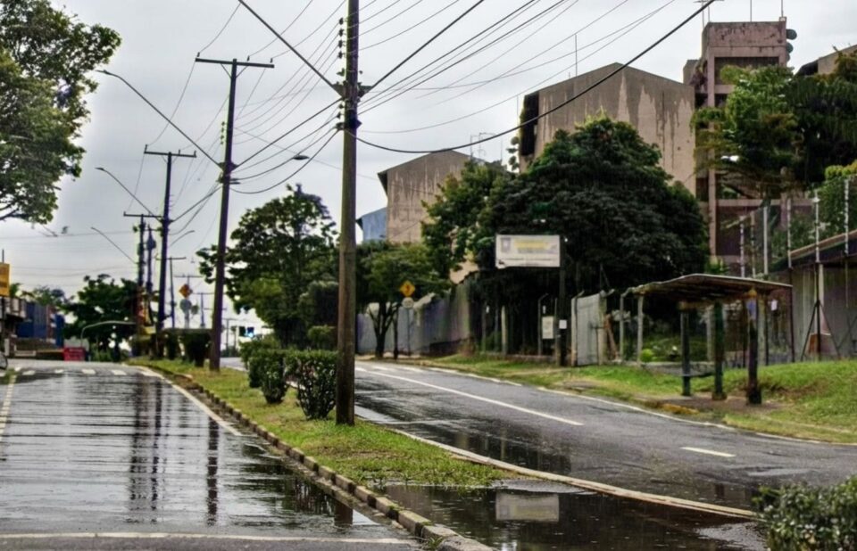 Idoso é preso após ser flagrado se masturbando em ponto de ônibus