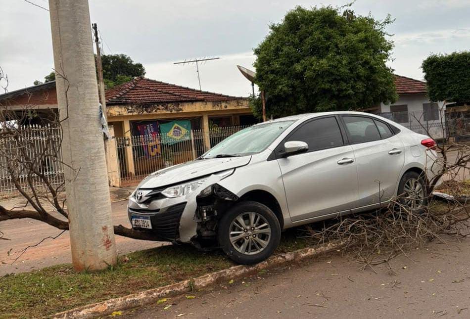 Corolla atinge árvore e quase acerta poste em acidente próximo a escola