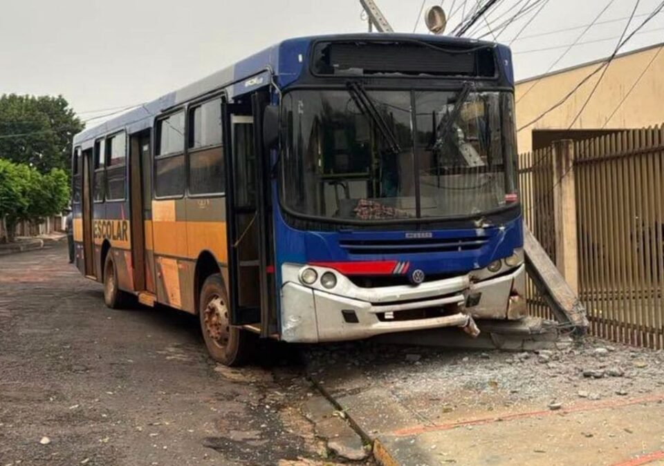 Ônibus desgovernado derruba poste e danifica rede elétrica em Martinópolis