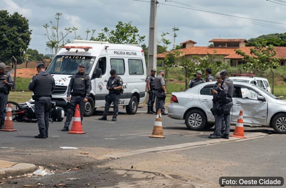 Carro atravessa pista e atinge moto da PM; policial é socorrido ao Hospital Regional
