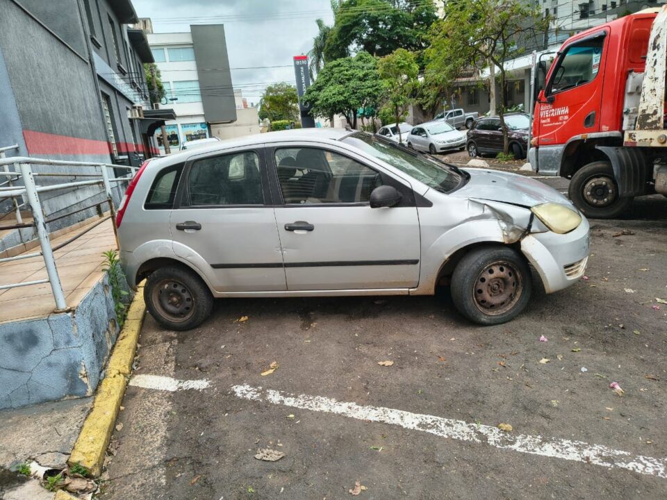 Homem é preso com carro furtado e diz que recebeu veículo de conhecido
