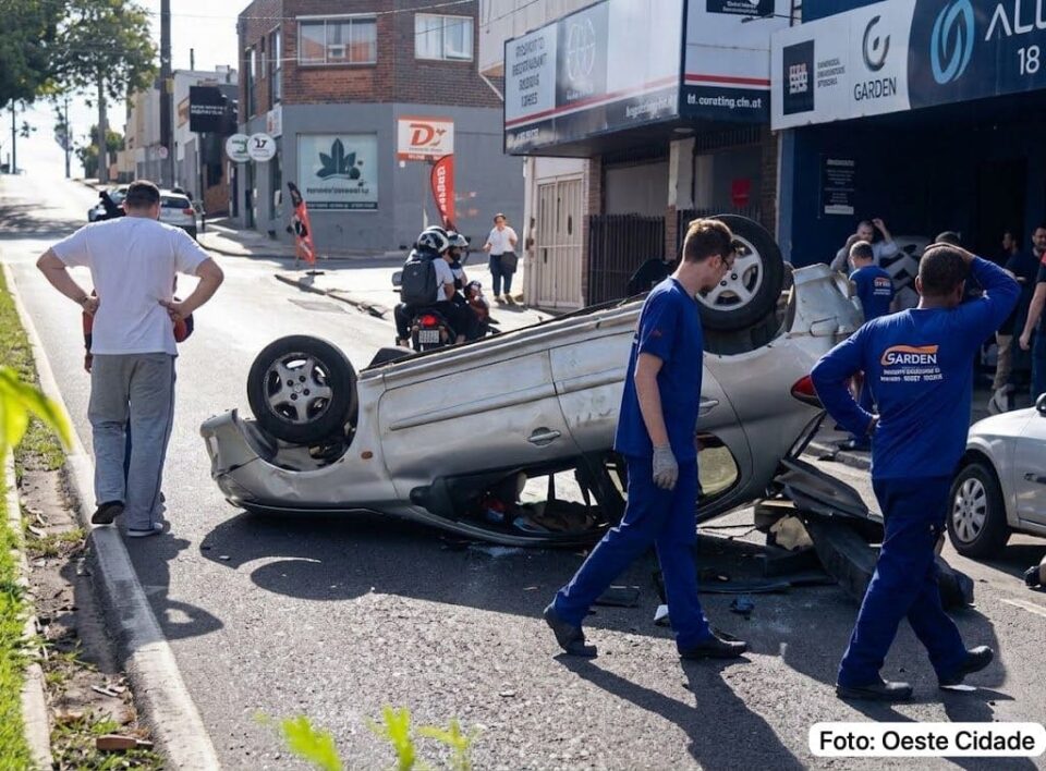 Carro capota após motorista perder o controle na Avenida Ana Jacinta, em Prudente