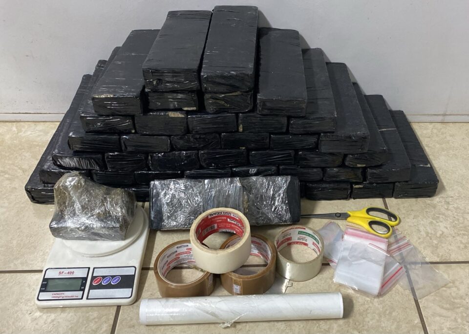 Denúncia leva polícia a casa onde casal é preso com maconha em Prudente