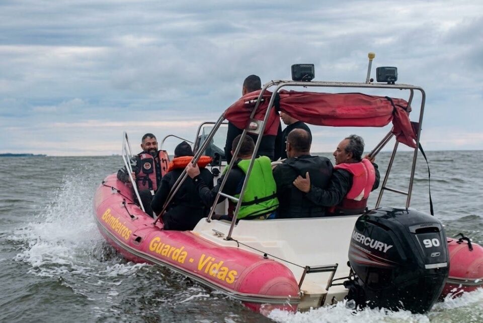 Duas embarcações viram no Rio Paraná durante chuva e ocupantes são resgatados