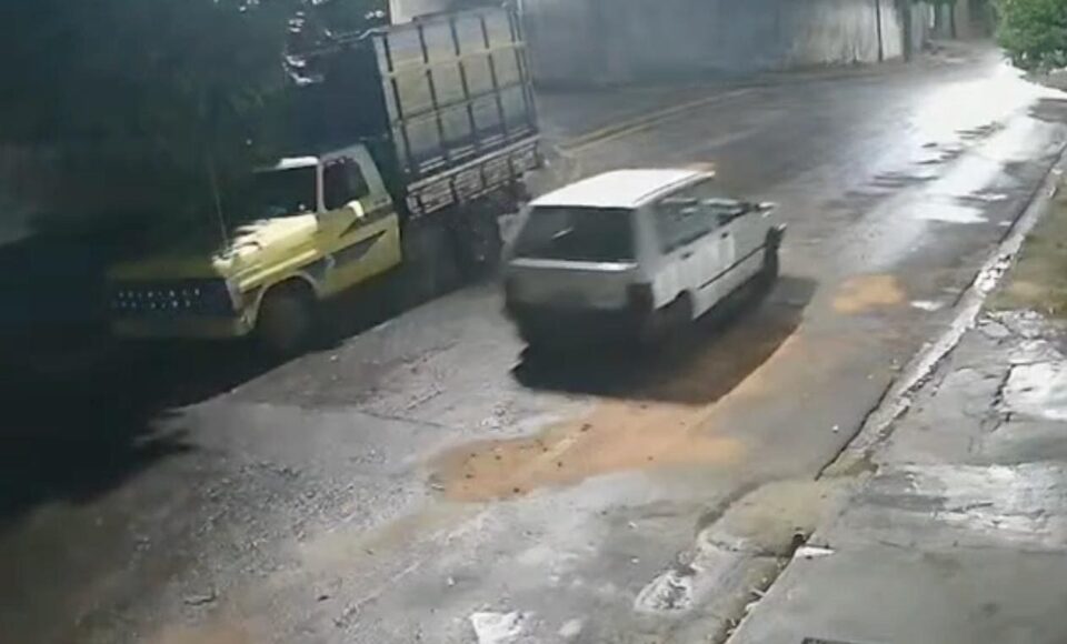 Polícia procura motorista de Uno branco que atropelou adolescente em Pirapozinho